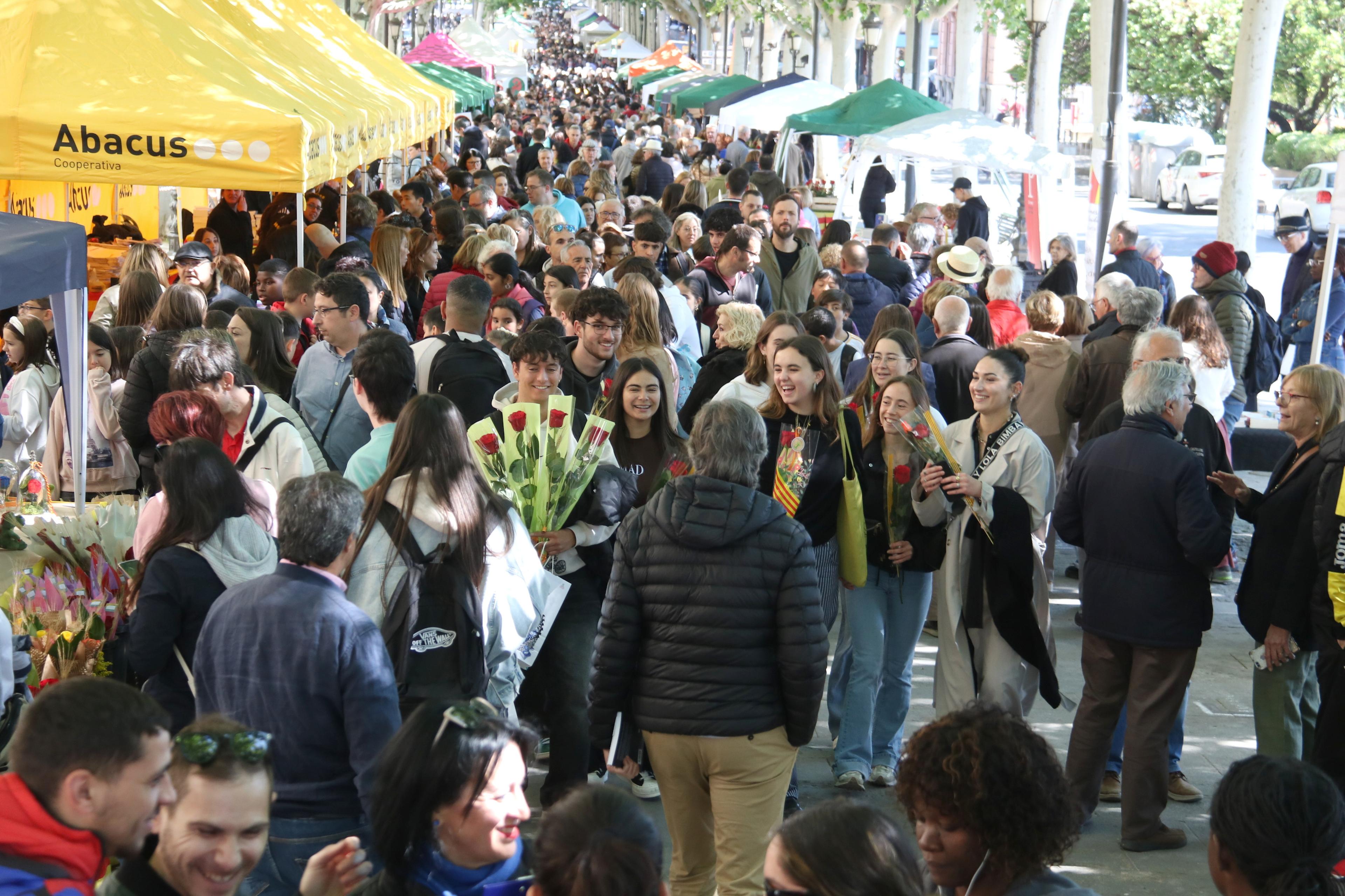 Lleida comença la diada de Sant Jordi amb bon ambient malgrat ser dia laborable