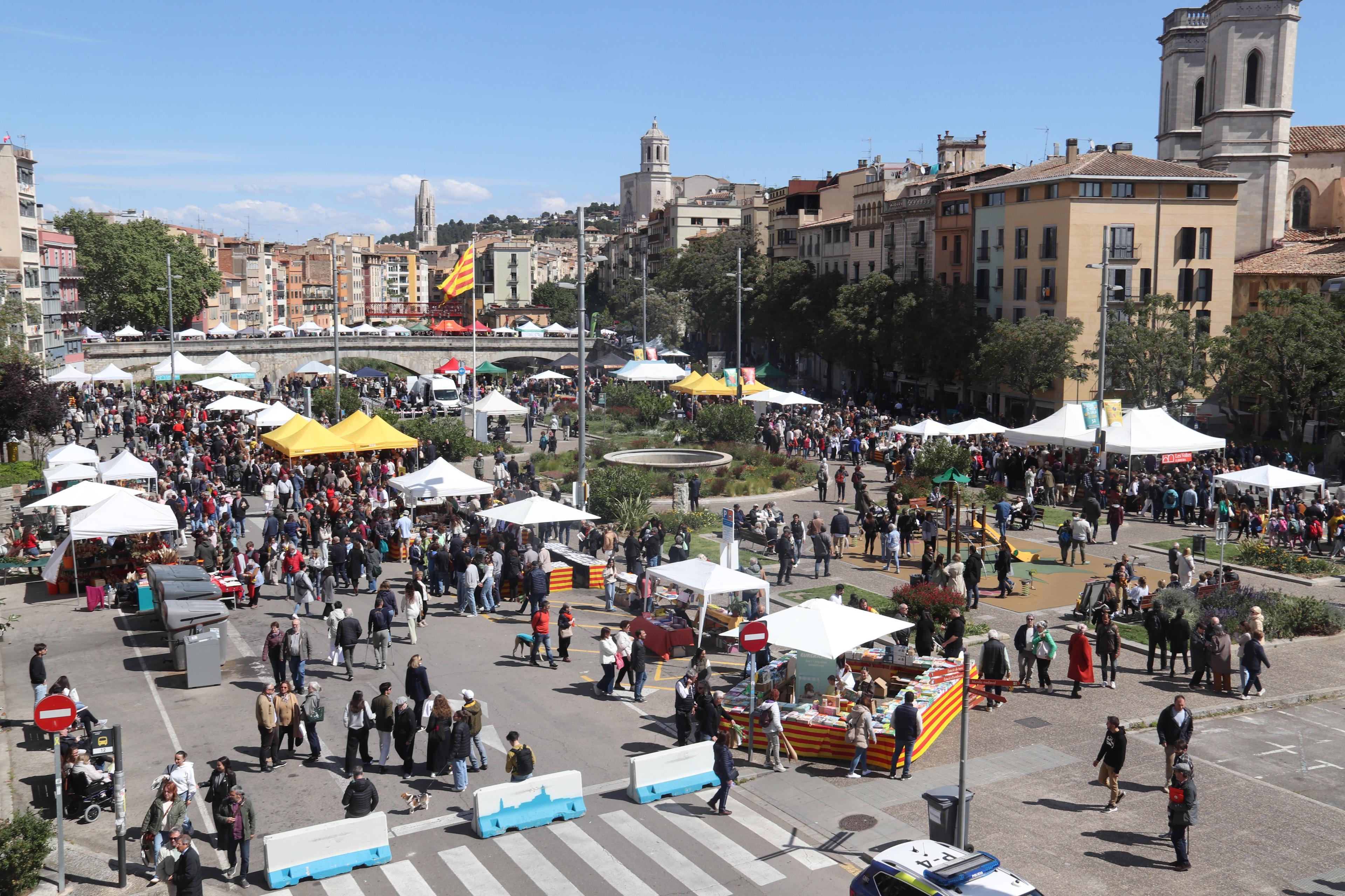 El Barri Vell de Girona recupera l'ambient de Sant Jordi amb el retorn de les parades a la plaça Catalunya i la Rambla